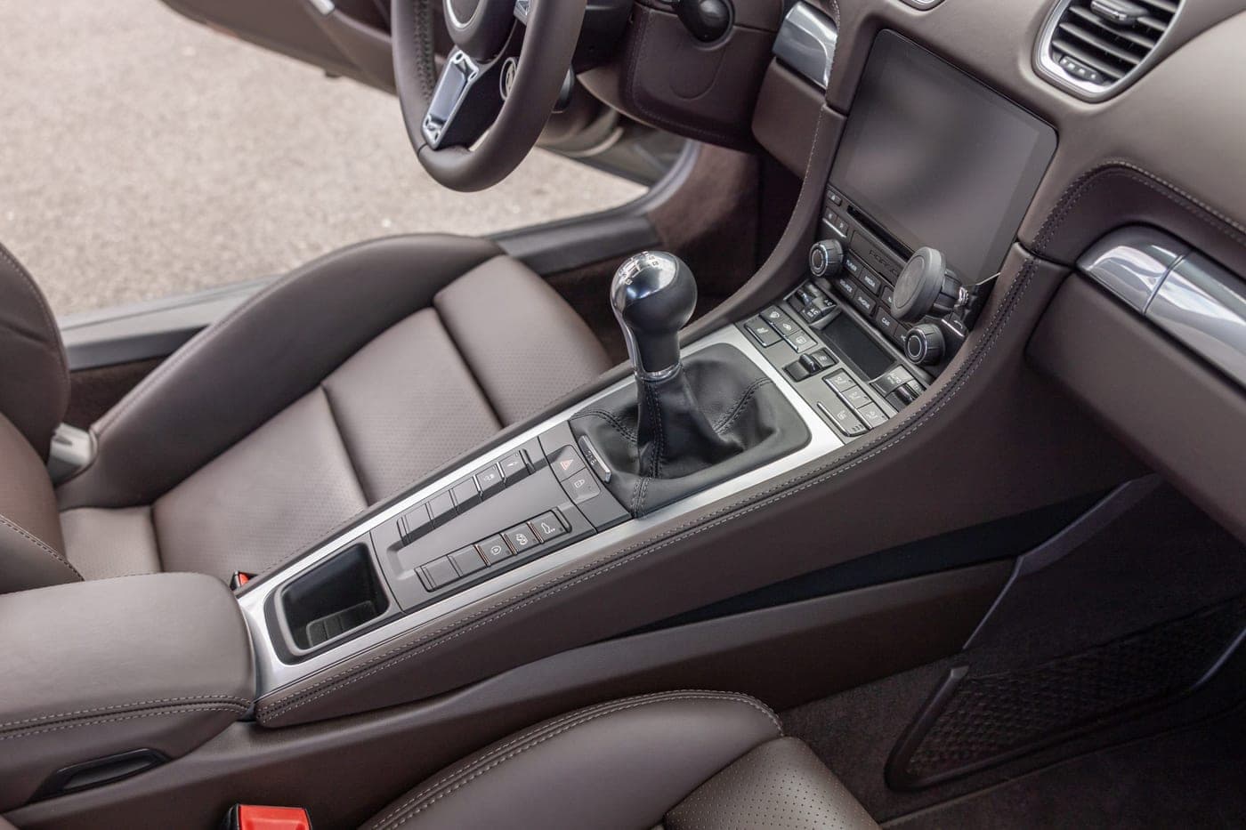 Centre console and six-speed manual gear lever in a Porsche 718 Cayman GTS 4.0