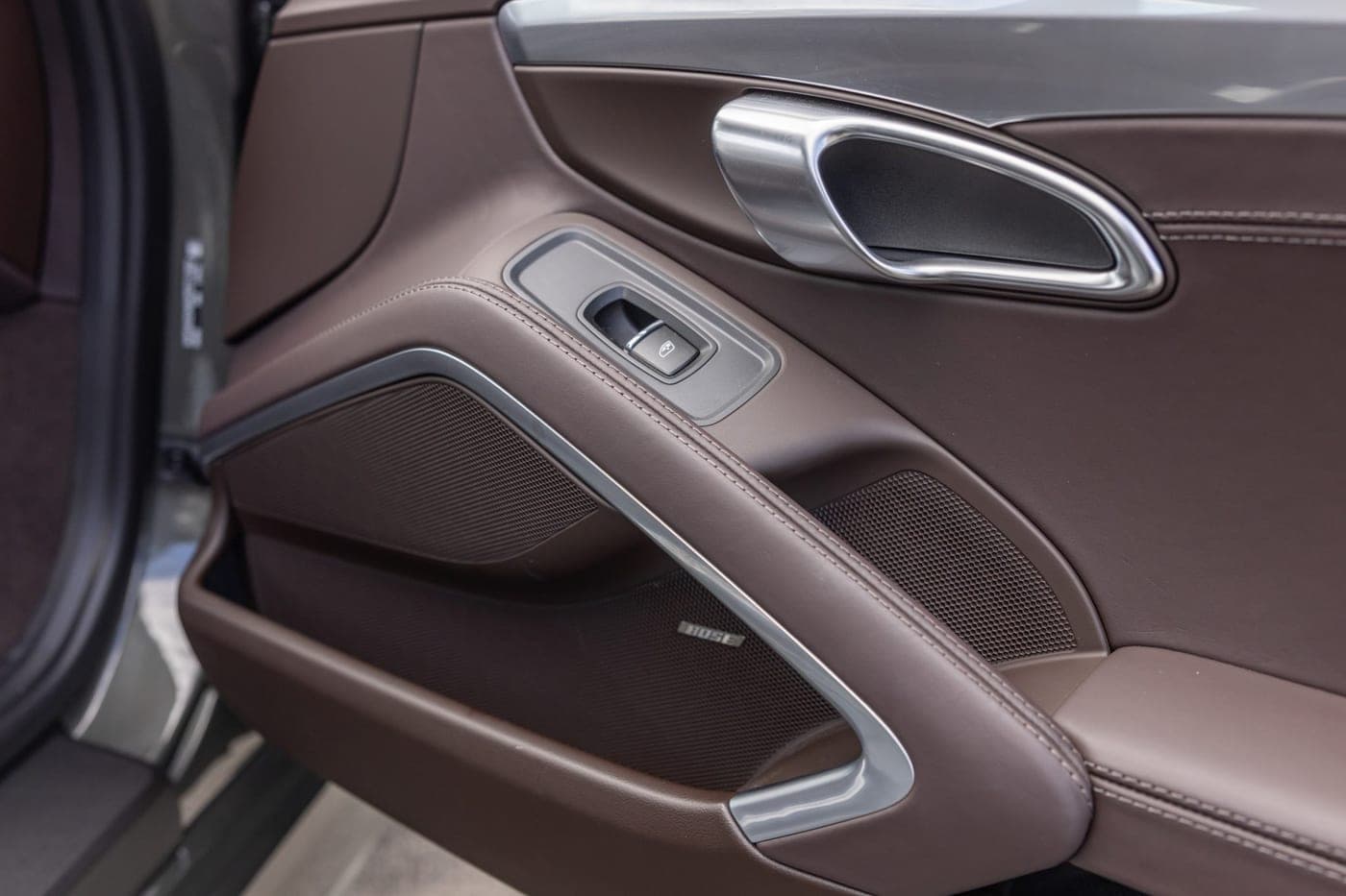 Brown leather door card and door pull of a Porsche 718 Cayman GTS 4.0