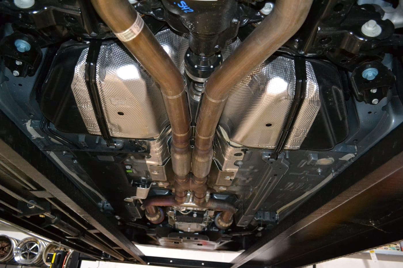 Underfloor bracing and exhaust routing of a Ford Mustang Shelby GT500